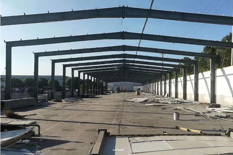 在目前的钢结构厂房市场,想寻建设企业并不难,而难就难在价格适中,质量可靠的企业 在目前的钢结构厂房市场,想寻建设企业并不难,而难就难在价格适中,质量可靠的企业